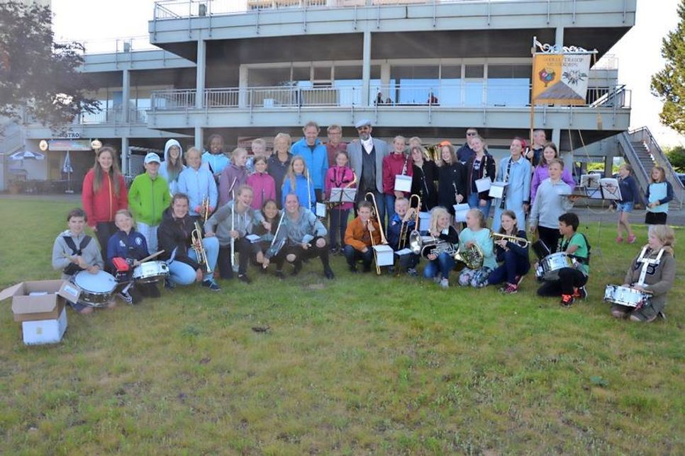 Bürgermeister Volker Weidemann, Dirigent Peter Grahn, Chairman Ola Hoye, Betreuerin Eva-Maria Schulze (in der Mitte von rechts).