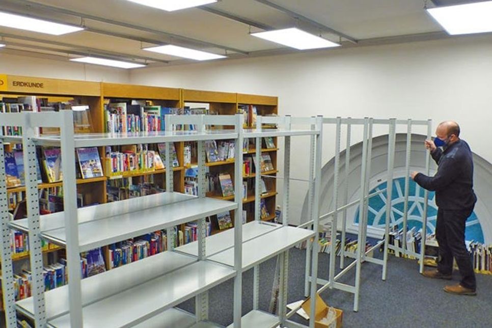 Der Lockdown hat alles fest im Griff, sogar die Kreisbibliothek – hinter den verschlossenen Türen aber wird ordentlich gewirbelt, so wie hier im Obergeschoss, wo die alten Holzregale aus den Siebzigern offenen, hellen Metallregalen weichen und der Raum gleich luftiger, übersichtlicher und freundlicher wirkt.