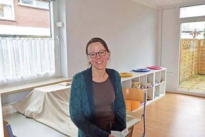 Die Leiterin der Offenen Ganztagsschule Mia Urban. In der ehemaligen Hausmeisterwohnung machen die Kinder in der Nachmittagsbetreuung in Corona-Zeiten ihre Hausaufgaben.