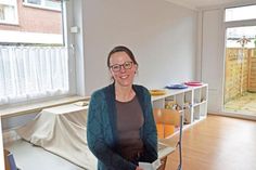 Die Leiterin der Offenen Ganztagsschule Mia Urban. In der ehemaligen Hausmeisterwohnung machen die Kinder in der Nachmittagsbetreuung in Corona-Zeiten ihre Hausaufgaben.
