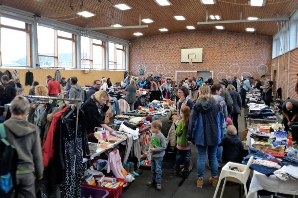 Von dem Erlös aus dem Flohmarkt werden Weihnachtswünsche der Kindergartengruppen erfüllt.