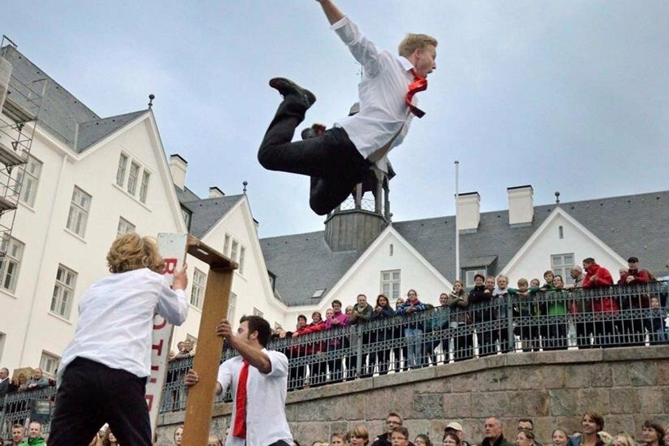 Die Madness Brothers vom TSV Plön, hier in Aktion vor dem Plöner Schloss, veranstalten am kommenden Freitag eine aktionsreiche Show in der Schiffsthal-Sporthalle.