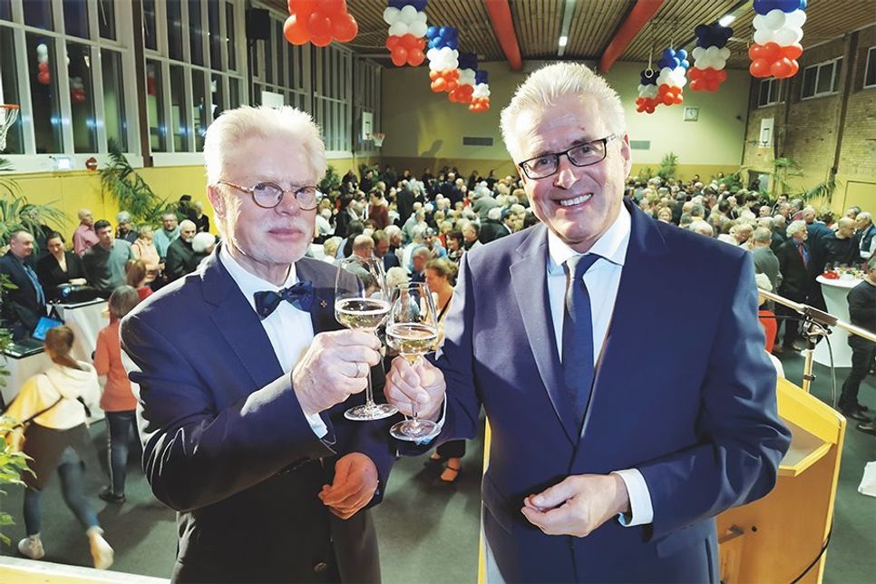 Peter Nelle (CDU), hier links auf einem Foto beim Neujahrsempfang 2020 mit dem ehemaligen Bürgermeister Volker Owerien, wurde vergangene Woche als Bürgervorsteher von Scharbeutz verabschiedet.