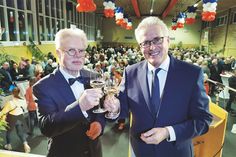 Peter Nelle (CDU), hier links auf einem Foto beim Neujahrsempfang 2020 mit dem ehemaligen Bürgermeister Volker Owerien, wurde vergangene Woche als Bürgervorsteher von Scharbeutz verabschiedet.