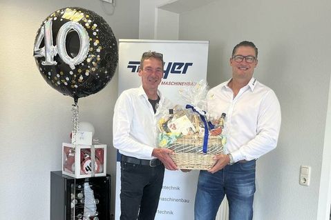 Nils Meyer (re.) bedankte sich mit Geschenken bei Jörg Westensee für die langjährige Firmentreue.