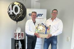 Nils Meyer (re.) bedankte sich mit Geschenken bei Jörg Westensee für die langjährige Firmentreue.