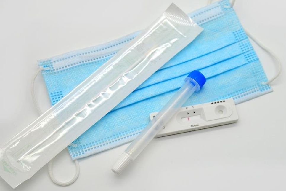 Um die Schulen betreten zu dürfen, müssen Schüler*innen, Lehrkräfte und Beschäftigte zweimal wöchentlich einen Test an der Schule machen oder nachweisen.