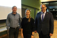 Bürgermeister Mirko Spieckermann (re.) mit Nachhaltigkeitsmanagerin Lina Koop und Klimaschutzmanager Niclas Bünning bei der Informationsveranstaltung zur nachhaltigen Hafenheimat in der Mensa.