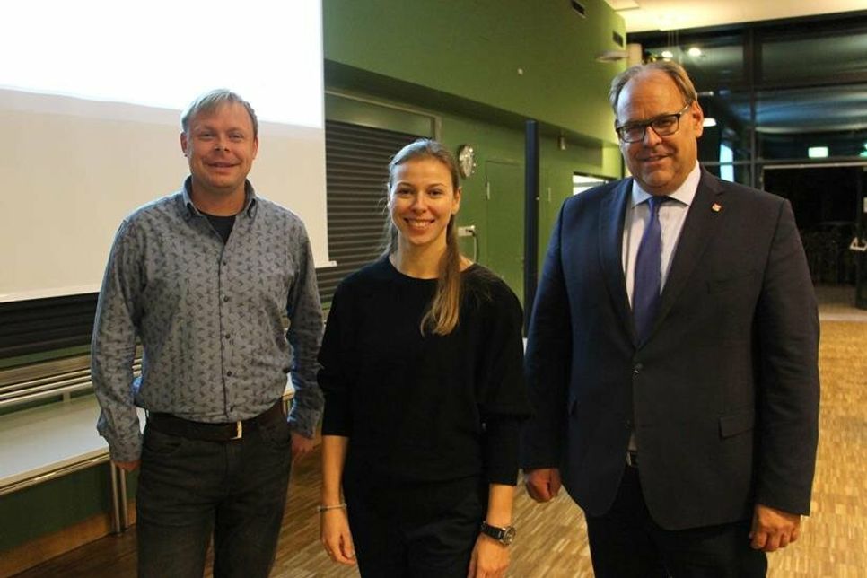Bürgermeister Mirko Spieckermann (re.) mit Nachhaltigkeitsmanagerin Lina Koop und Klimaschutzmanager Niclas Bünning bei der Informationsveranstaltung zur nachhaltigen Hafenheimat in der Mensa.