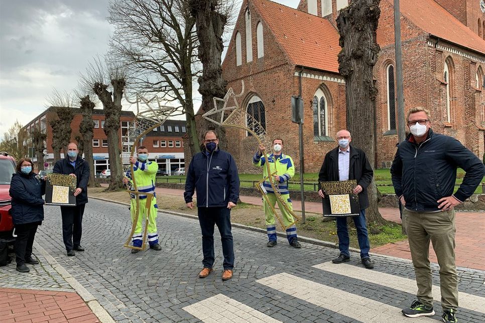 Wollen mithilfe aller Neustadt-Fans und der OstholsteinCROWD die Waschgrabenstraße zum Leuchten bringen: Stadtmarketingkoordinatorin Andrea Brunhöber, Timo Schöning (Gewerbeverein), Daniel Botschkarew (Stadtwerke), Bürgermeister Mirko Spieckermann, Konstantin Grauberger (Stadtwerke), Werkleiter Harald Wiese (Stadtwerke) und Gewerbevereinsvorsitzender Sven Muchow (v. lks.)