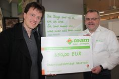 Kinder- und Jugendberater Andreas Adler (lks.) freute sich über die Spende von team baucenter-Leiter Holger Werner.