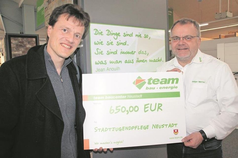Kinder- und Jugendberater Andreas Adler (lks.) freute sich über die Spende von team baucenter-Leiter Holger Werner.
