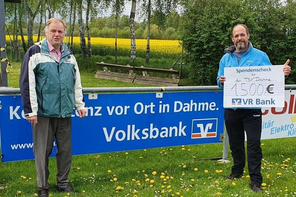 Dahme. Der TSV Dahme stellt in den nächsten Wochen seine Flutlichtanlage sowie die Beleuchtung im Sportlerheim, den Kabinen und der Sporthalle auf LED-Technik um. Durch die Umstellung werden bis zu 60 Prozent des bisherigen Strombedarfs eingespart und ein Beitrag zum Klimaschutz geleistet. Die VR Bank Ostholstein Nord - Plön eG unterstützt den Verein bei dieser Maßnahme. Kundenberater Kay Kripke (lks.) von der örtlichen Zweigstelle überreichte eine Spende in Höhe von 1.500 EUR an den 1. Vorsitzenden Andrew Bednarzik.