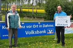 Dahme. Der TSV Dahme stellt in den nächsten Wochen seine Flutlichtanlage sowie die Beleuchtung im Sportlerheim, den Kabinen und der Sporthalle auf LED-Technik um. Durch die Umstellung werden bis zu 60 Prozent des bisherigen Strombedarfs eingespart und ein Beitrag zum Klimaschutz geleistet. Die VR Bank Ostholstein Nord - Plön eG unterstützt den Verein bei dieser Maßnahme. Kundenberater Kay Kripke (lks.) von der örtlichen Zweigstelle überreichte eine Spende in Höhe von 1.500 EUR an den 1. Vorsitzenden Andrew Bednarzik.