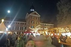 Im Weihnachtsdorf herrschte fröhliches Gewimmel