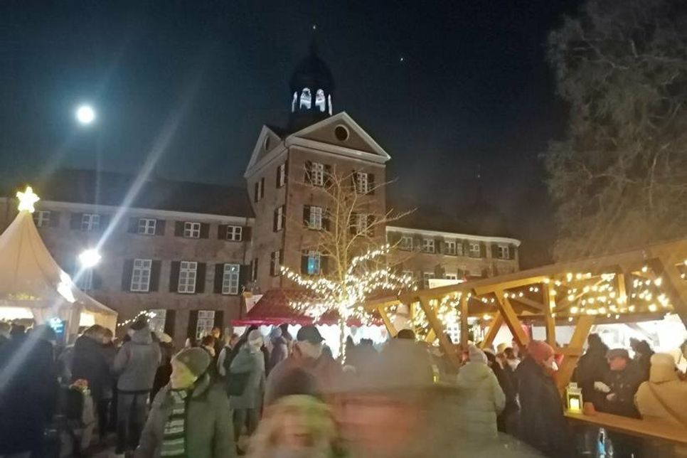 Im Weihnachtsdorf herrschte fröhliches Gewimmel