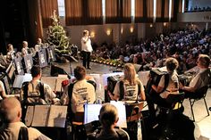 Im weihnachtlich geschmückten Theatersaal präsentierten die Ostseekrabben Evergreens der Filmmusik.