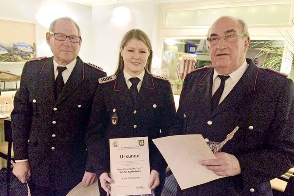 Heino Bremer (rechts) war die Hauptperson des Abends: Er wurde nach 50-jährigem Ehrenamt der Ehrenabteilung übergeben und zuvor zum Löschmeister befördert. Außerdem erhielt er das Verdienstkreuz in Gold am Bande für 50 Jahre aktiven Dienst. Mit ihm freuen sich Klaus Klink und Kristin Achenbach, die ebenfalls befördert wurden. (Foto: Feuerwehr Niendorf)
