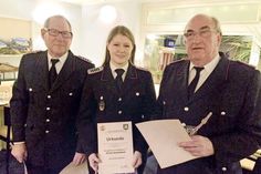 Heino Bremer (rechts) war die Hauptperson des Abends: Er wurde nach 50-jährigem Ehrenamt der Ehrenabteilung übergeben und zuvor zum Löschmeister befördert. Außerdem erhielt er das Verdienstkreuz in Gold am Bande für 50 Jahre aktiven Dienst. Mit ihm freuen sich Klaus Klink und Kristin Achenbach, die ebenfalls befördert wurden. (Foto: Feuerwehr Niendorf)