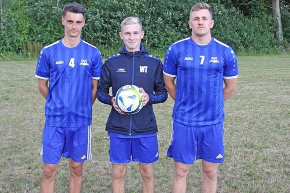 Sieben PTSV-Buden in der Hinserie: Laurids Grohman (links daneben Karius und Helbing).