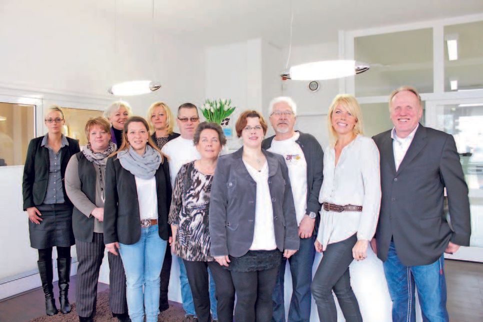 Michael und Tanja Ahrens mit ihrem Team (v. re.).