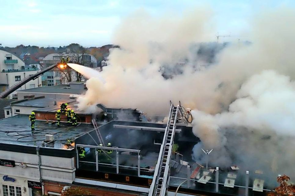 Auch die Drehleiter aus Neustadt war bei dem Feuer im Einsatz. (Foto: René Kleinschmidt)