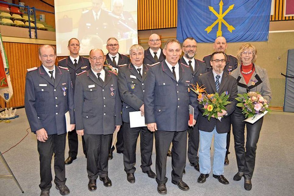 Für ihre langjährigen Verdienste um das Feuerwehrwesen wurden Stockelsdorfs Ordnungsamtsleiter Michael Henk und die Bürgermeisterin der Großgemeinde Brigitte Rahlf-Behrmann mit der Deutschen Feuerwehr-Ehrenmedaille ausgezeichnet. Jörg Rentzow (4.v.l.), von der FF Curau wurde für 40 Jahre Dienst im blauen Rock geehrt.  (Foto: Setje-Eilers)