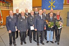 Für ihre langjährigen Verdienste um das Feuerwehrwesen wurden Stockelsdorfs Ordnungsamtsleiter Michael Henk und die Bürgermeisterin der Großgemeinde Brigitte Rahlf-Behrmann mit der Deutschen Feuerwehr-Ehrenmedaille ausgezeichnet. Jörg Rentzow (4.v.l.), von der FF Curau wurde für 40 Jahre Dienst im blauen Rock geehrt.  (Foto: Setje-Eilers)