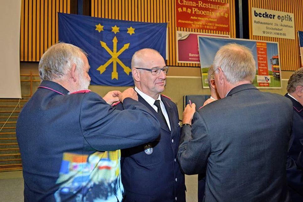Befördert: Roland Becker, Wehrführer der Ortswehr Stockelsdorf, stieg vom Hauptlöschmeister** zum Oberbrandmeister auf. (Foto: Setje-Eilers)