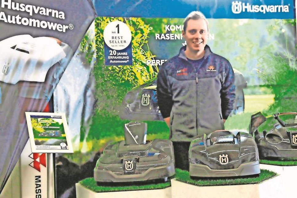 Verkaufsberater Timo Eichholz präsentiert eine Auswahl des Weltmarktführers für Automatische Rasenmäher aus dem Hause Husqvarna.