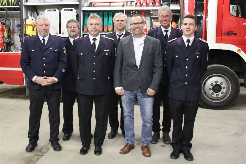 Wehrführer Manfred Lübke (2. v. lks.) mit Bürgermeister Harald Behrens sowie den Geehrten und Beförderten.