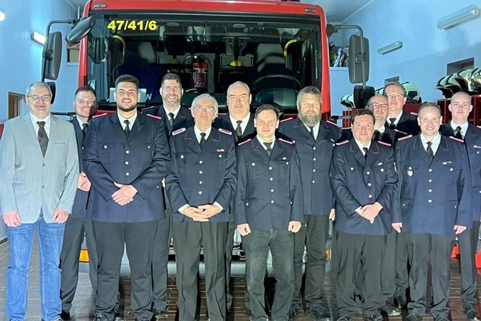 Bürgermeister Dietmar Lüdtke, Tristan Vahlbruch, Denis Laicher, Henning Grobe, Manfred Manthey, Heino Ehrich, Hendrik Behrend, Jens Paustian, Benjamin Behrend, Bastian Bendfeldt (Gemeindewehrführer Riepsdorf), Andreas Piening (Wehrführer), Sascha Seehase (stellvertretender Amtswehrführer des Amtes Lensahn), Lukas Ehrich (v. lks.).