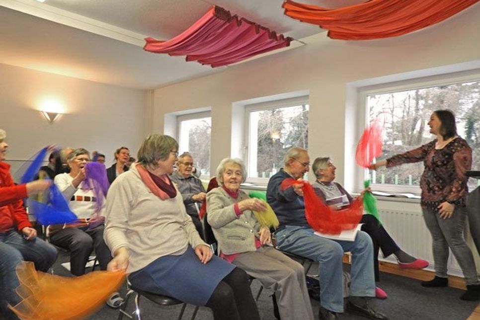 Fröhlich geht es zu im Chor VergissMeinNicht.