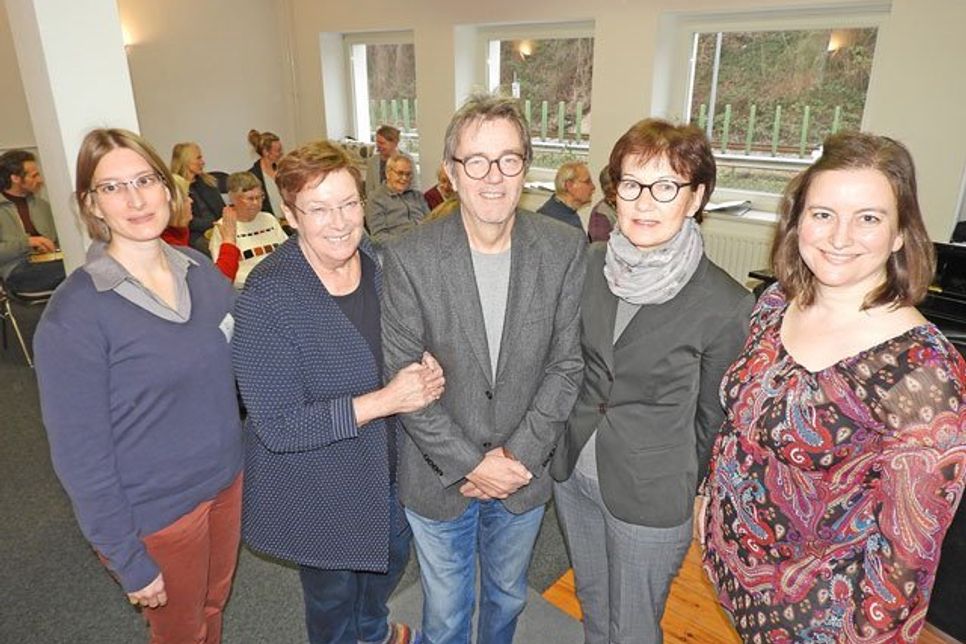 Sangen mit und wurden für ihre Unterstützung mit einem Danklied bedacht: Gerda und Günther Schröder (Jürgensen-Stiftung) und Angelika Südel (Inner Wheel) zwischen Chorleiterin Yvonne Crössmann (re.) und Projektleiterin Friederike Joppich.