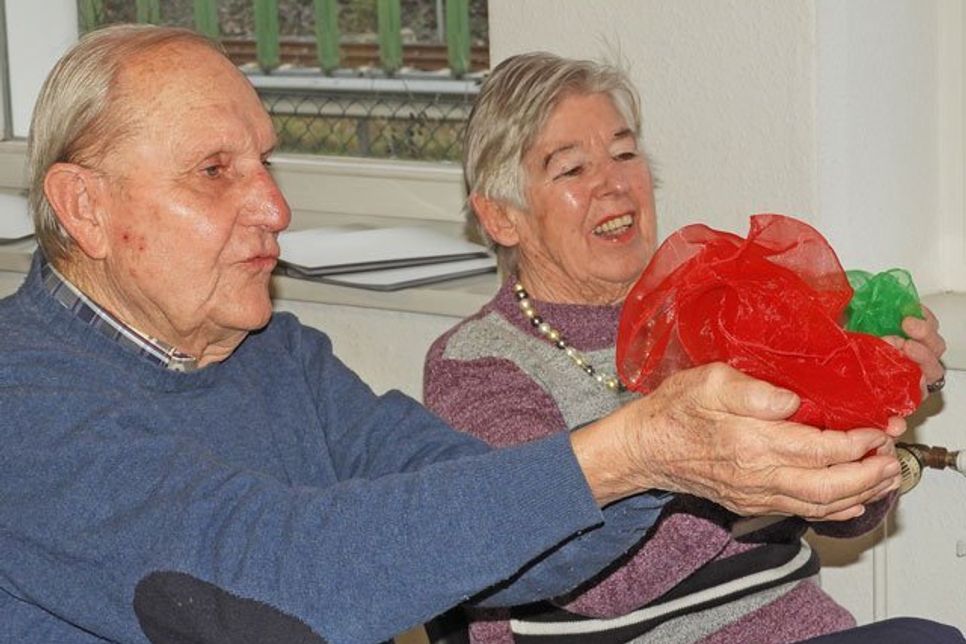 Anderthalb Stunden in der Woche gehören der Musik – gemeinsam verbrachte, unbeschwerte Zeit für Paare wie Ingrid und Wolfgang (Foto), die nicht selbstverständlich ist, denn Ingrid leidet an einer Gedächtnisstörung. Seit Oktober 2018 bieten die Kreismusikschule Ostholstein und der Pflegestützpunkt Ostholstein mit dem Chor „VergissMeinNicht“ Demenzerkrankten und ihren Angehörigen die Möglichkeit beim Singen in einen Einklang zu finden und Kraft zu tanken. Neue Stimmen sind willkommen.