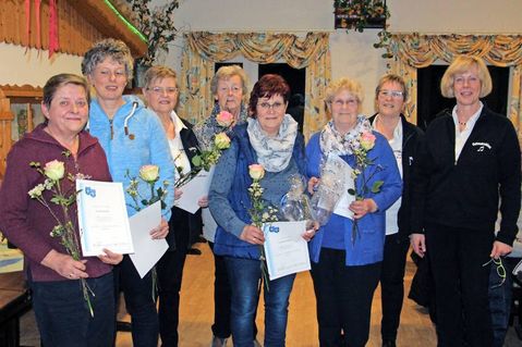 Elisabeth Keinki (v. re.) und Ulla Borchert mit den geehrten Mitgliedern.