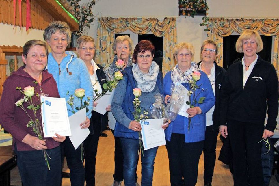 Elisabeth Keinki (v. re.) und Ulla Borchert mit den geehrten Mitgliedern.