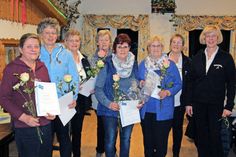 Elisabeth Keinki (v. re.) und Ulla Borchert mit den geehrten Mitgliedern.