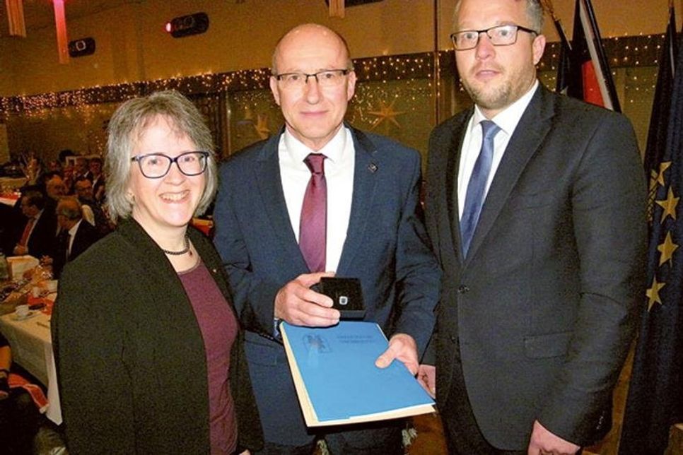 Bürgervorsteherin Susanne Knees und der Erste Stadtrat Jens Junkersdorf überreichten Bürgermeister Martin Voigt den Ehrenring der Stadt Oldenburg.