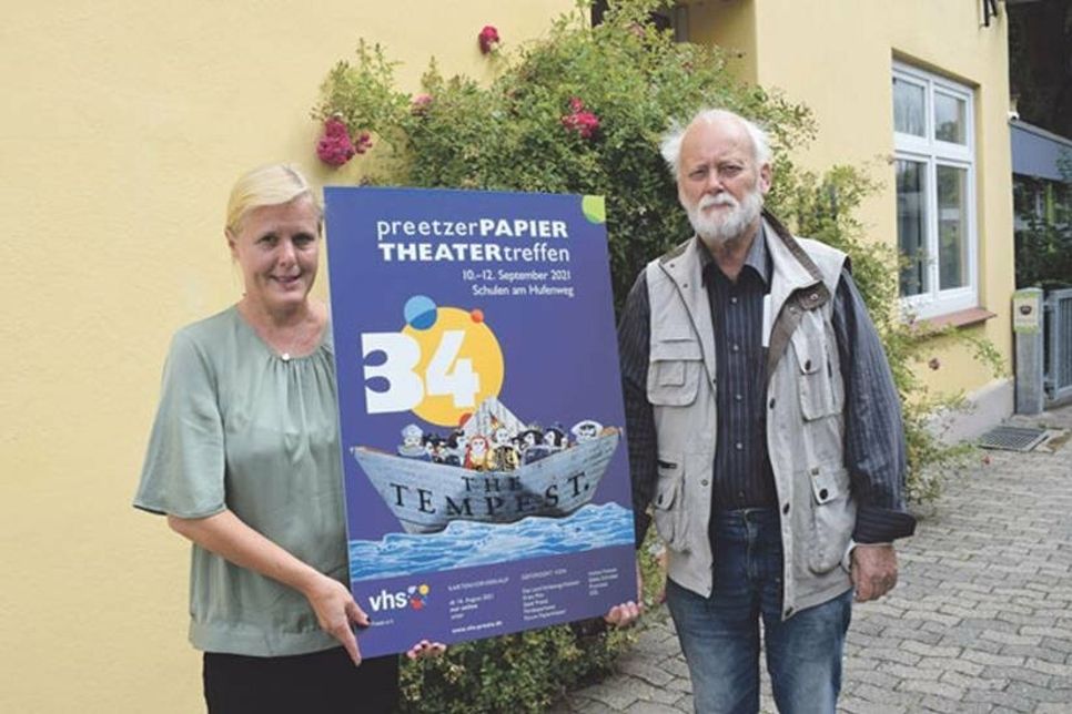 Dirk Reimers, Gründer und langjähriger Organisator des Papiertheatertreffens, hat den Staffelstab dieses Jahr an Inga Feldmann übergeben – für die 34. Auflage konnte die Leiterin der Preetzer VHS wieder zahlreiche internationale Künstler gewinnen