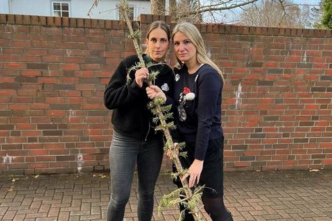 Dieser Weihnachtsbaum sieht traurig aus, sei kein Weihnachtsbaum! Die Ostsee-Perlen mit Kristina Kolbe und Gesche Muchow (re.) sind auch in 2023 wieder für ihre Hörerinnen und Hörer da.