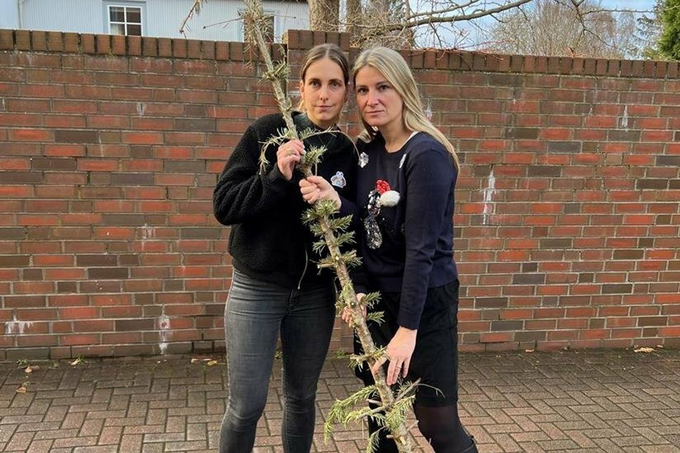 Dieser Weihnachtsbaum sieht traurig aus, sei kein Weihnachtsbaum! Die Ostsee-Perlen mit Kristina Kolbe und Gesche Muchow (re.) sind auch in 2023 wieder für ihre Hörerinnen und Hörer da.