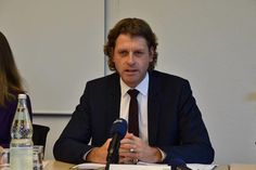 Die Mehrheitsfraktionen beantragen ein Abwahlverfahren gegen Timmendorfer Strands Bürgermeister Robert Wagner.