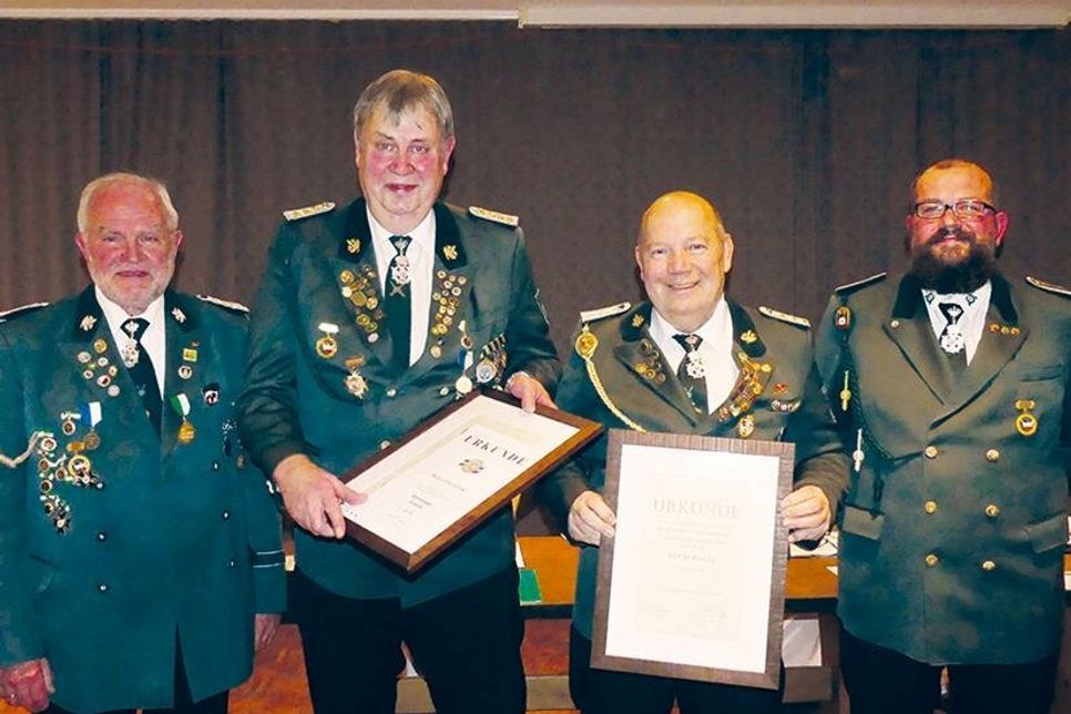 Geehrt für 50-jährige Vereinsmitgliedschaft: Holger Christofzik und Dieter Pirsig (von links), flankiert vom 1. Vorsitzenden Peter Kirchner und dem 2. Vorsitzenden Oliver Thoms.