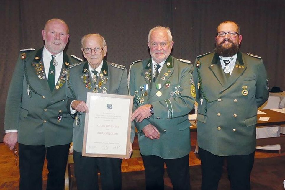Klaus Deventer (2.v.li.) wurde zum Ehrenmitglied ernannt. Ihm gratulierten der Ehrenratsvorsitzende Manfred Fahrenkrug (links), der 1. Vorsitzende Peter Kirchner und der 2. Vorsitzende Oliver Thoms (rechts).