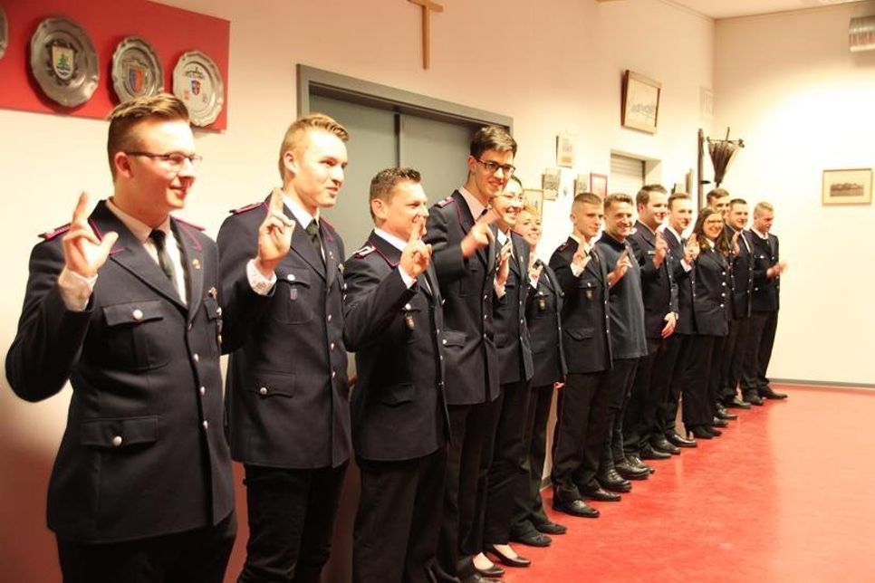 Leisten den Schwur ab: Die neuen Mitglieder der Freiwilligen Feuerwehr Neustadt.