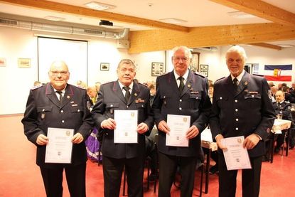 Die geehrten Mitglieder wurden für langjährige Mitgliedschaft ausgezeichnet: Hartmut Schuh (40 Jahre), Hermann Pook und Gerd Buhmann (je 50 Jahre) sowie Eckhardt Wellm (60 Jahre Mitgliedschaft; v. lks.).