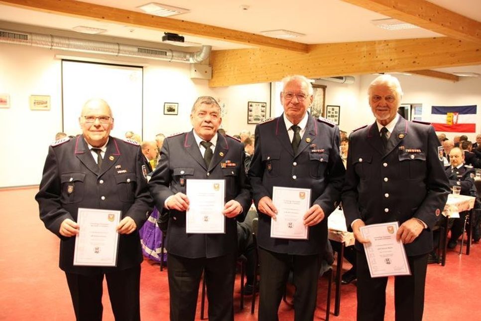 Die geehrten Mitglieder wurden für langjährige Mitgliedschaft ausgezeichnet: Hartmut Schuh (40 Jahre), Hermann Pook und Gerd Buhmann (je 50 Jahre) sowie Eckhardt Wellm (60 Jahre Mitgliedschaft; v. lks.).