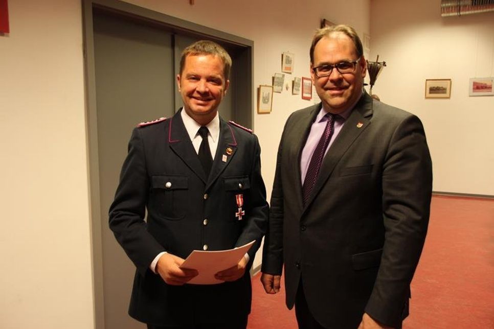 Das Brandschutzehrenzeichen in Silber für 25 Jahre aktiven Dienst in der Feuerwehr wurde von Bürgermeister Mirko Spieckermann an Sascha Maas (lks.) überreicht.