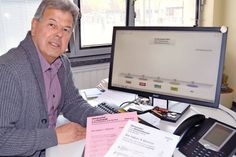 An seinem Arbeitsplatz hat Bad Schwartaus Ordnungsamtsleiter Bernd Kubsch schon die wählbaren Parteien eingetragen. Logischerweise stehen jetzt noch alle mit null Stimmen da. Am Sonntag wird sich das ändern. (Foto: Stefan Setje-Eilers)